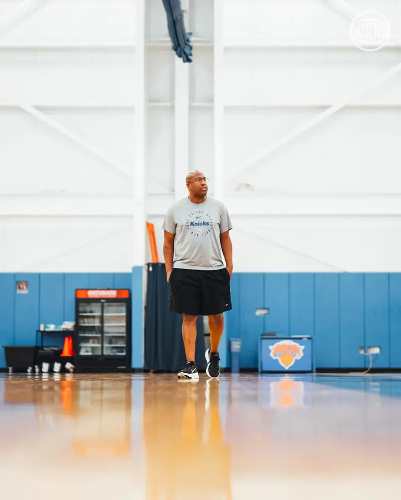 新主帅新气象！尼克斯官方：训练营第二天落幕，明天继续