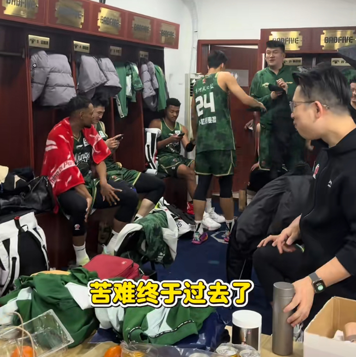 胜深圳更衣室!全员兴奋氛围极佳,汉兹领奖发懵,王世龙得金链子|南京同曦|邬挺嘉|郭昊文|比赛|团队性_新浪体育_新浪新闻