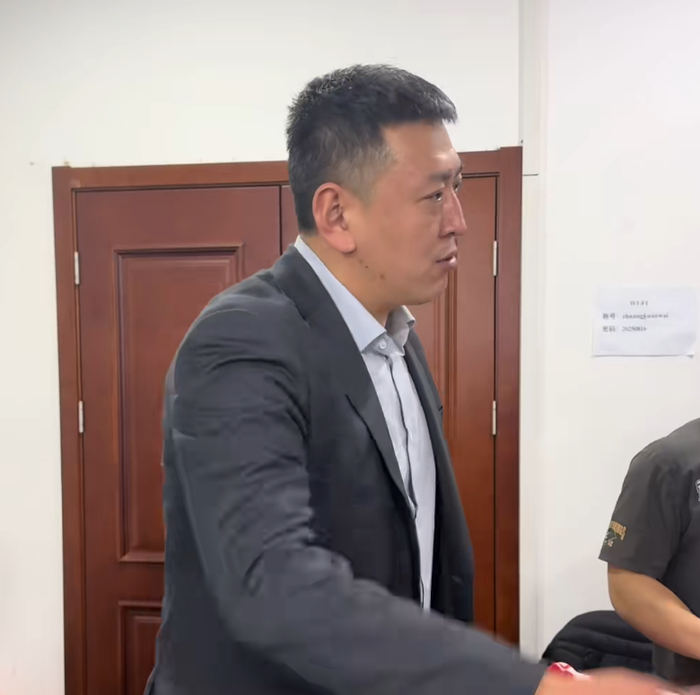 胜深圳更衣室!全员兴奋氛围极佳,汉兹领奖发懵,王世龙得金链子|南京同曦|邬挺嘉|郭昊文|比赛|团队性_新浪体育_新浪新闻