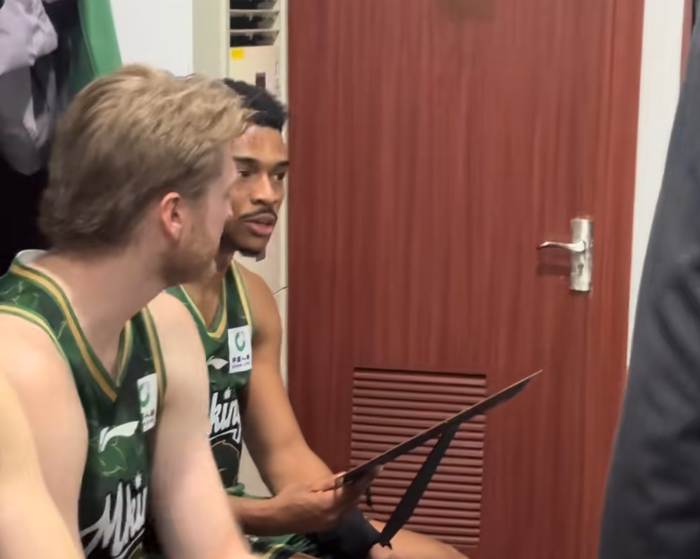 胜深圳更衣室!全员兴奋氛围极佳,汉兹领奖发懵,王世龙得金链子|南京同曦|邬挺嘉|郭昊文|比赛|团队性_新浪体育_新浪新闻