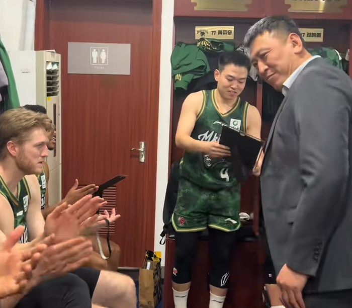 胜深圳更衣室!全员兴奋氛围极佳,汉兹领奖发懵,王世龙得金链子|南京同曦|邬挺嘉|郭昊文|比赛|团队性_新浪体育_新浪新闻