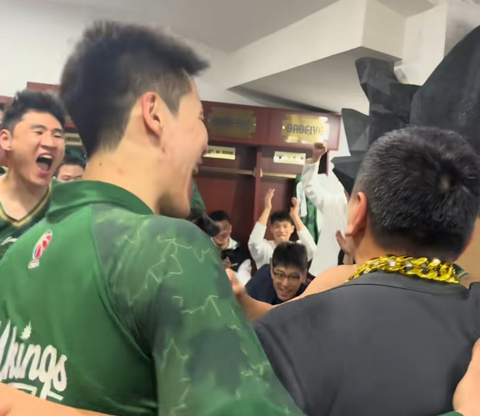 胜深圳更衣室!全员兴奋氛围极佳,汉兹领奖发懵,王世龙得金链子|南京同曦|邬挺嘉|郭昊文|比赛|团队性_新浪体育_新浪新闻