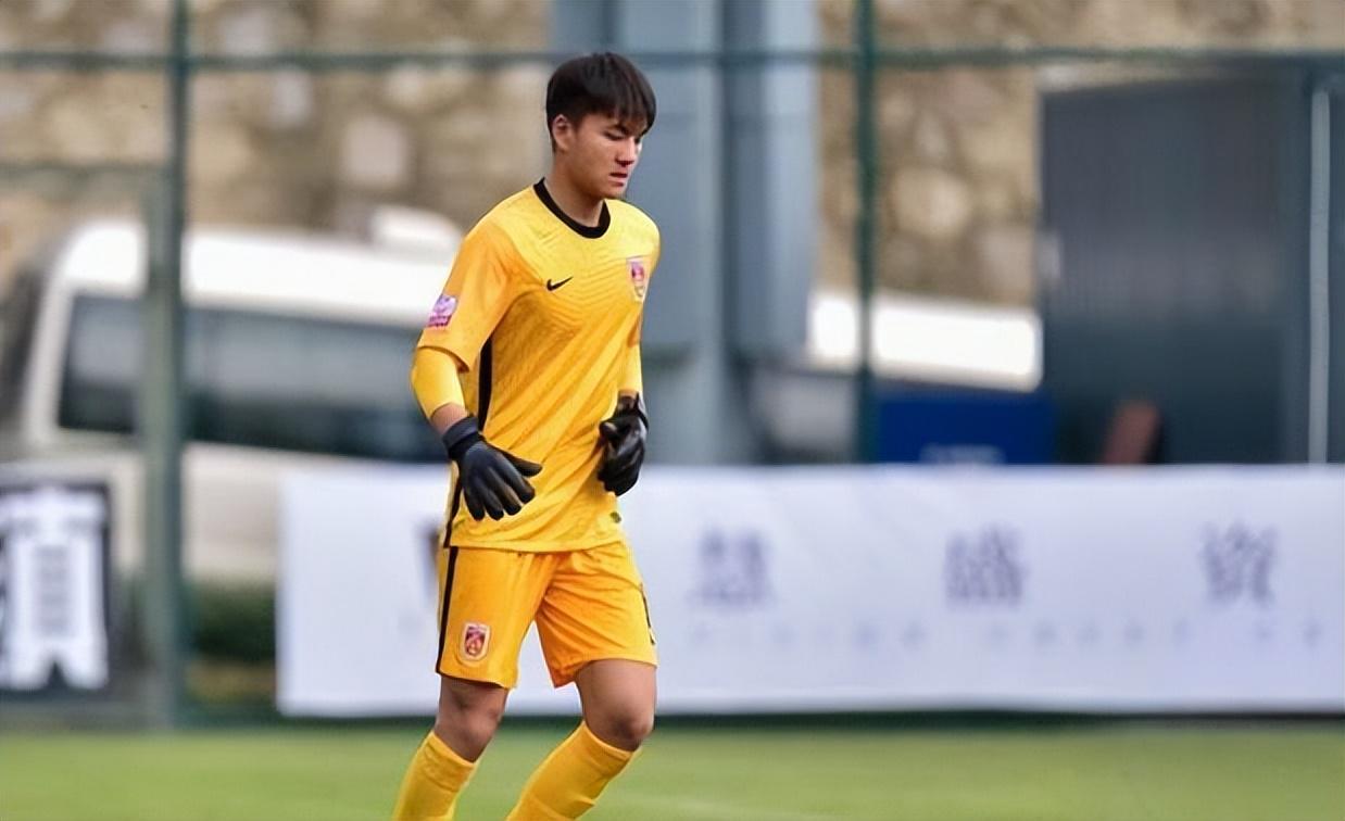 多多28官网-意外！青岛西海岸三大新星为何徐彬和杨希已离队，李昊却坚持留队