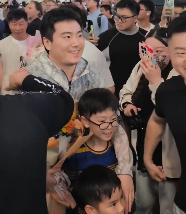 多多28下载-国乒落地北京全队洋溢笑容！梁靖崑两儿子接机 王楚钦仍一脸疲惫|梁靖昆|王励勤|男团|决赛|女团_新浪体育_新浪新闻
